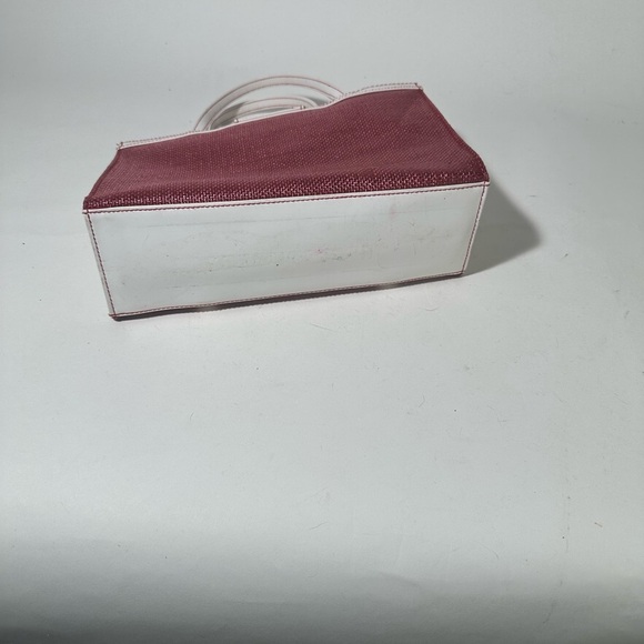 Red and White Structured Tote with Geometric Design - Picture 5 of 8